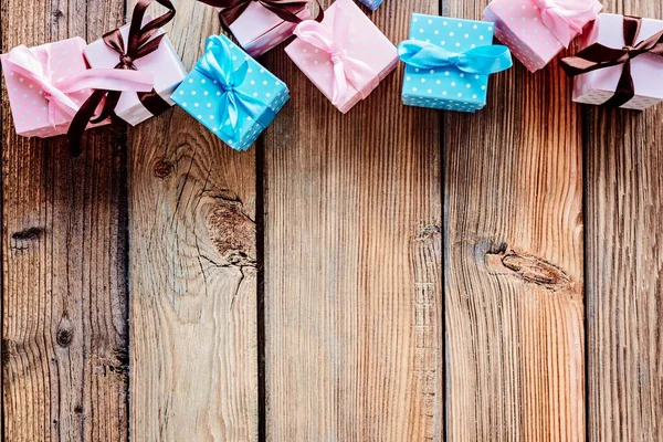 Fondo de Navidad de madera con pequeños regalos — Foto de Stock