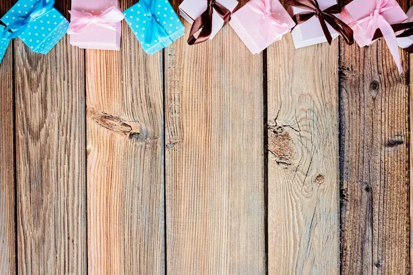 Houten Kerstmis achtergrond met kleine geschenken — Stockfoto