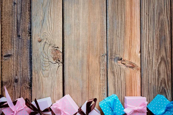 Houten Kerstmis achtergrond met kleine geschenken — Stockfoto