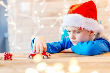 Kırmızı oyuncak araba ile oynarken küçük çocuk çocuk