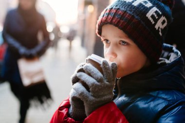 Sıcak kakao kağıt kupa içme çocuk çocuk