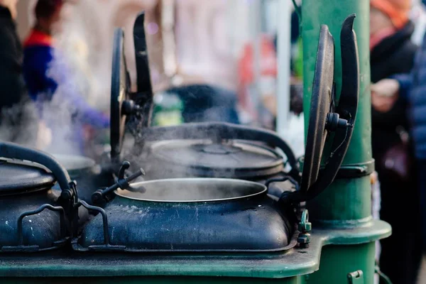 Calderas calientes al vapor con sopa tradicional de guisantes polacos —  Fotos de Stock
