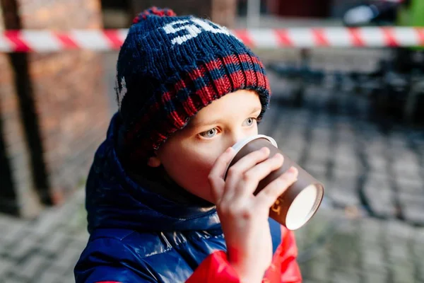 Niño bebiendo cacao caliente de taza de papel — Foto de Stock