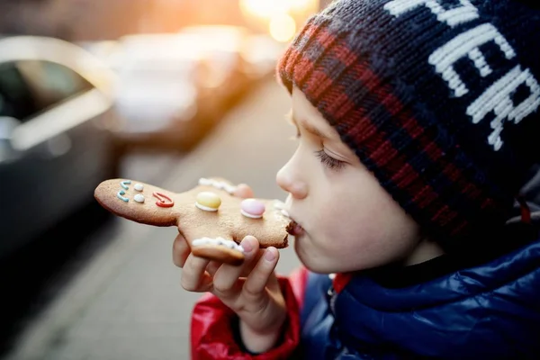 Małego chłopca 7 lat jedzenie z piernika — Zdjęcie stockowe