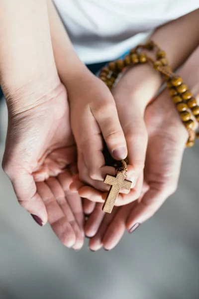 Family prayer with wooden rosary — Stock Photo, Image