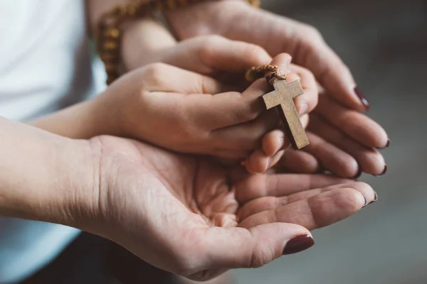 Family prayer with wooden rosary — Stock Photo, Image