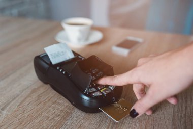 Consument kartı terminalde PIN kodunu girme