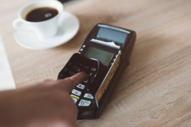 Consument kartı terminalde PIN kodunu girme