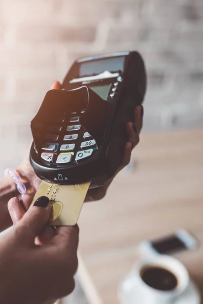 Cliente paga com cartão de crédito — Fotografia de Stock