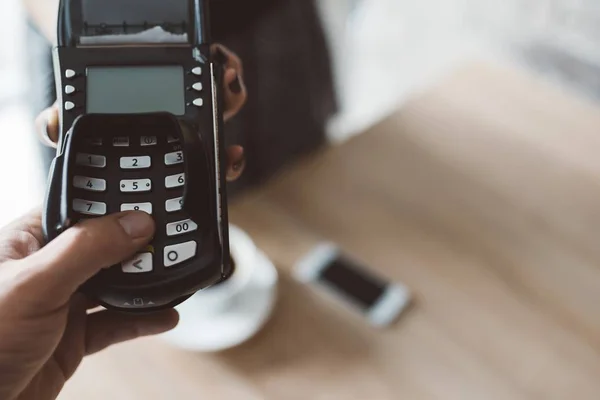 Consumo que introduce el código pin en el terminal de la tarjeta —  Fotos de Stock