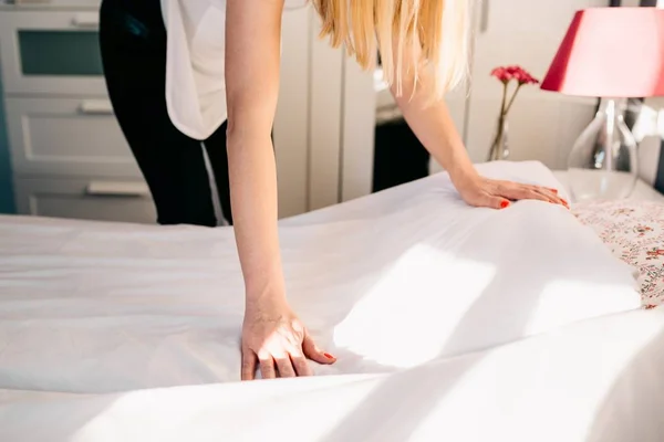 Hotel maid making a room bed — Stock Photo, Image