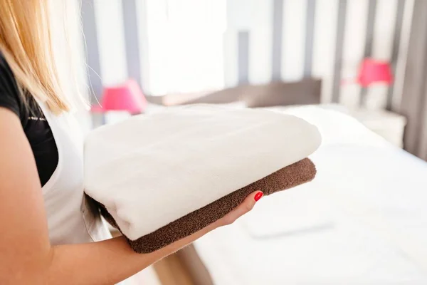 Criada trayendo toallas limpias frescas a la habitación — Foto de Stock