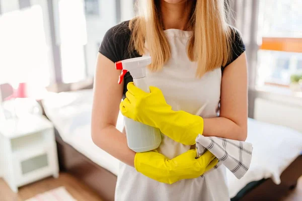 Nő a gazdaság rag és spray palack tisztítószer. — Stock Fotó