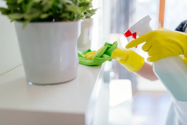 Vrouw schoonmaak wit plat — Stockfoto