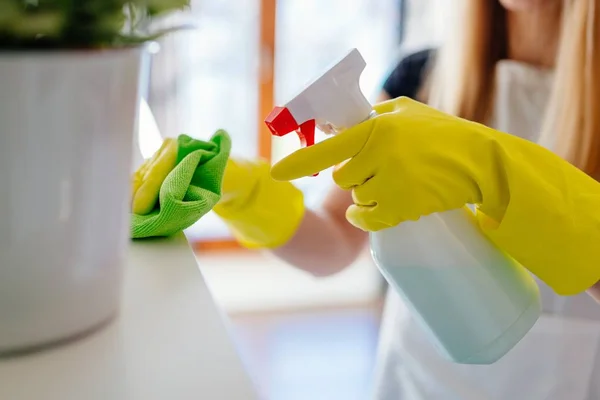 Vrouw schoonmaak wit plat — Stockfoto