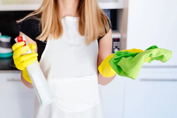 Mujer sosteniendo spray limpiador y trapo — Foto de Stock