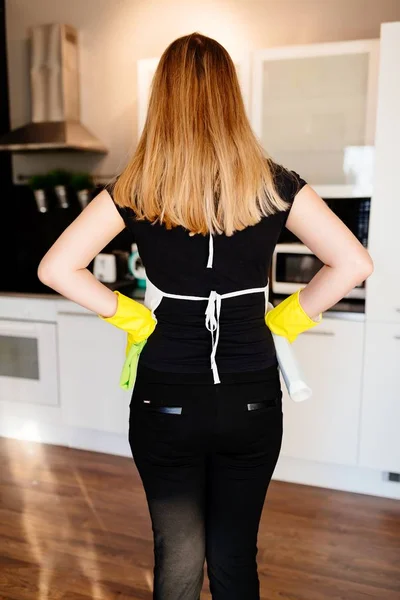 Vue arrière de la jeune femme de ménage se préparer pour le nettoyage — Photo
