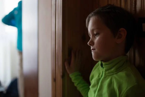 Triste petit garçon à la maison . — Photo