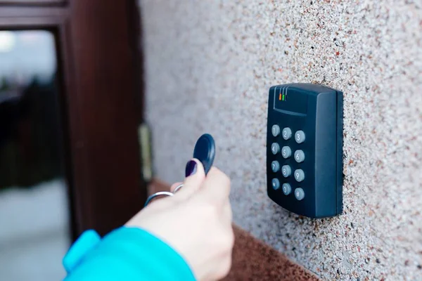 Woman opening house doors — Stock Photo, Image