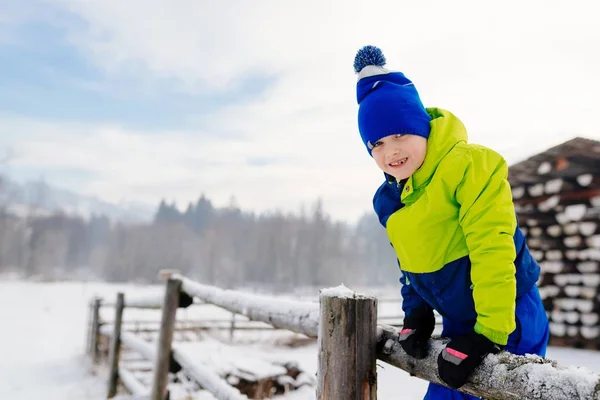 Enfant heureux en hiver . — Photo