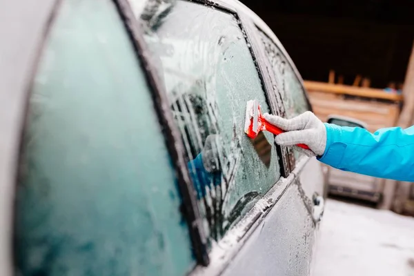 Donna deicing parabrezza auto laterale con raschietto — Foto Stock