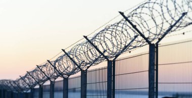 Keskin dikenli tel çit üzerinde