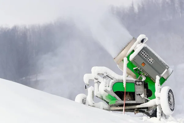 Werkende sneeuw kanon in skiresort. — Stockfoto