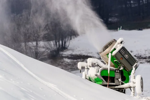 Cañón de nieve de trabajo en estación de esquí . — Foto de Stock