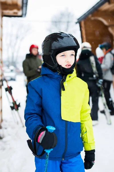 孩子准备滑雪. — 图库照片