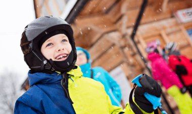 Çocuk kayak için hazırlanıyor.