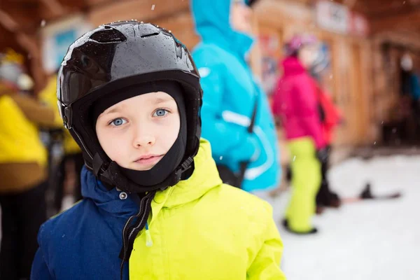 Προετοιμασία για σκι το παιδί. — Φωτογραφία Αρχείου