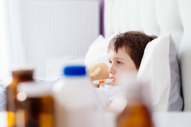 Sıcaklık yatakta hasta küçük çocuk.