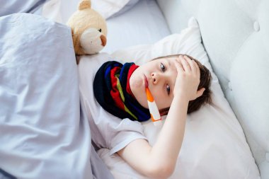 Sıcaklık ile hasta küçük çocuk