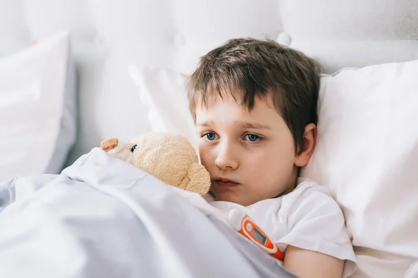 Sick little child with temperature in bed. — Stock Photo, Image