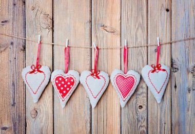 Eski ahşap rustik arka plan Tekstil Kalpler.