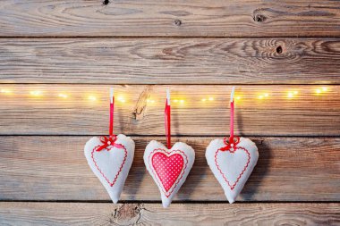 Eski ahşap rustik arka plan Tekstil Kalpler.