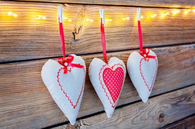 Eski ahşap rustik arka plan Tekstil Kalpler.