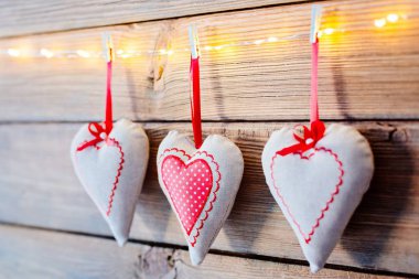 Eski ahşap rustik arka plan Tekstil Kalpler.