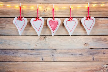 Eski ahşap rustik arka plan Tekstil Kalpler.