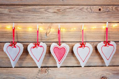 Eski ahşap rustik arka plan Tekstil Kalpler.