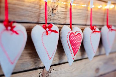 Eski ahşap rustik arka plan Tekstil Kalpler.