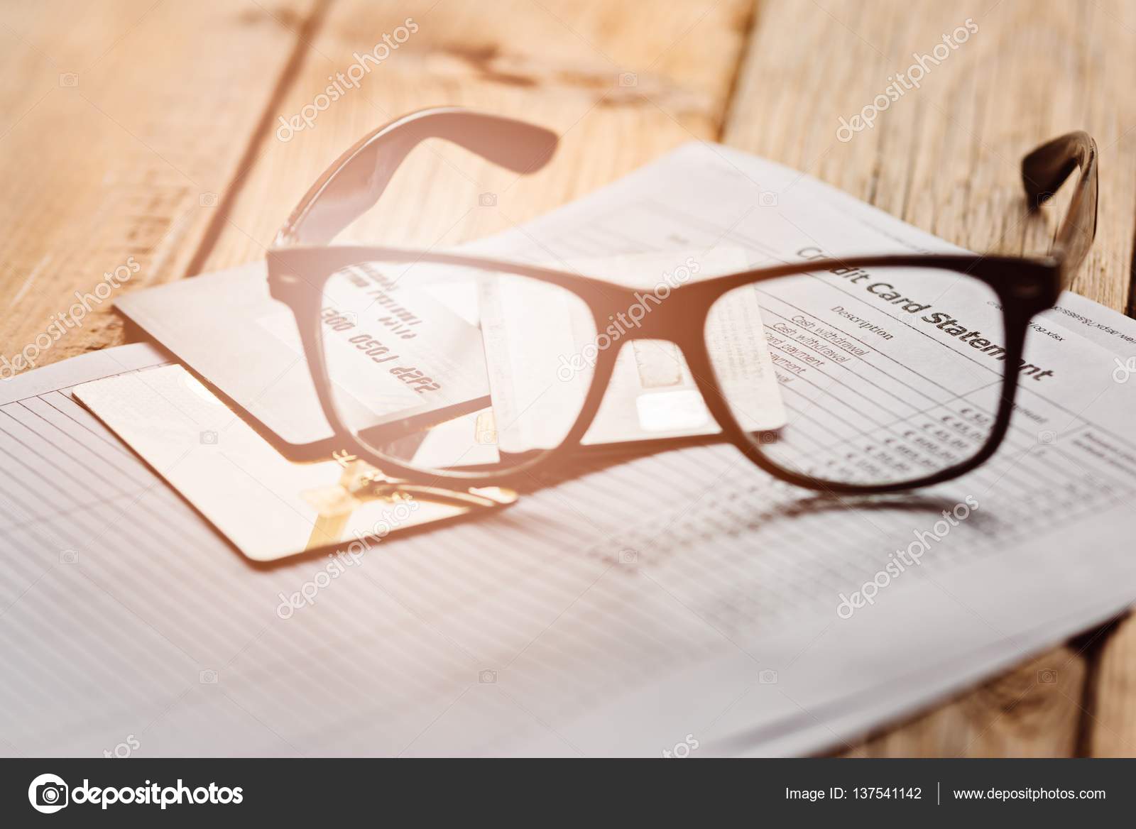 Extrato de conta do cartão de crédito com duas placas de ...