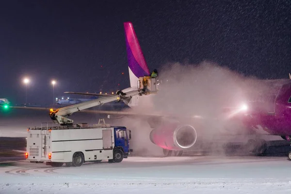 与乙二醇的飞机除冰 — 图库照片