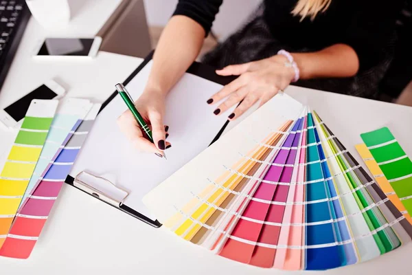 Vrouw ontwerper of architect kleur kiezen — Stockfoto
