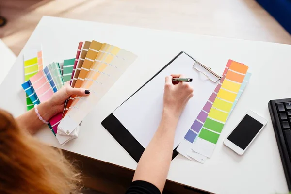 Женщина-дизайнер или архитектор выбирает цвет — стоковое фото
