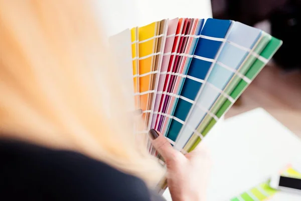 Женщина-дизайнер или архитектор выбирает цвет — стоковое фото