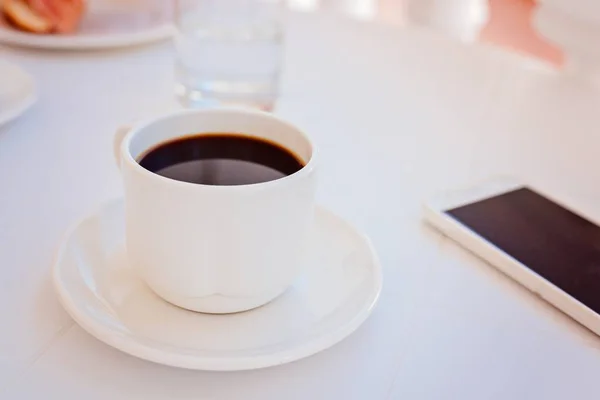 Close-up op koffie en smartphone — Stockfoto