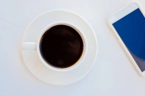 Primer plano en café y teléfono inteligente — Foto de Stock