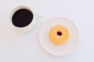 Bir fincan kahve ve çörek.