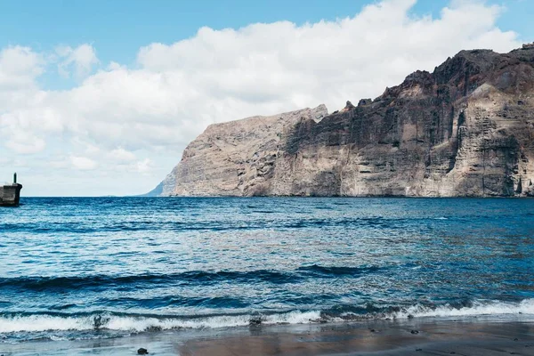 Incredibile vista sulle scogliere delle montagne sull'oceano . — Foto Stock